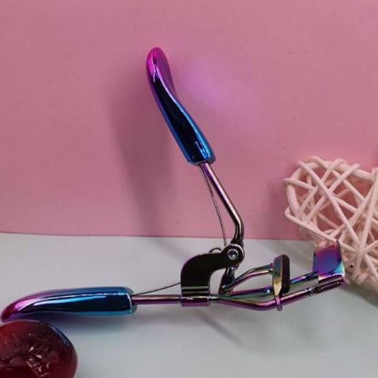 Picture of eyelash curler