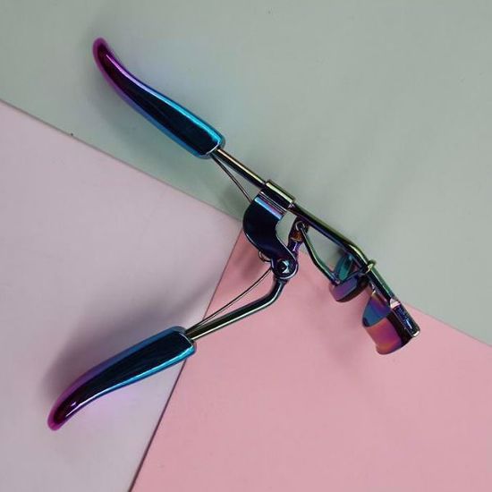 Picture of eyelash curler